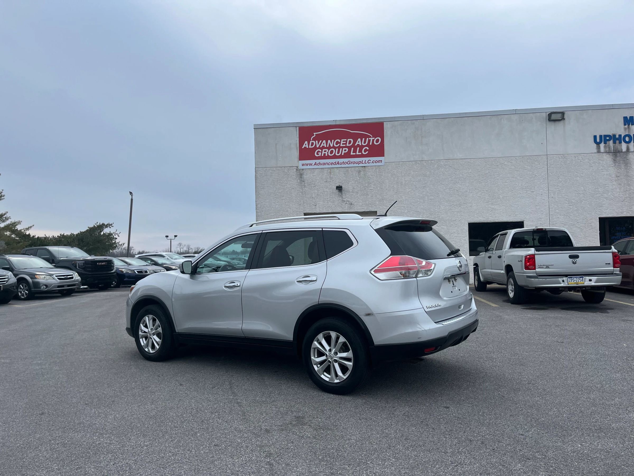 Used 2015 Nissan Rogue SV image 3