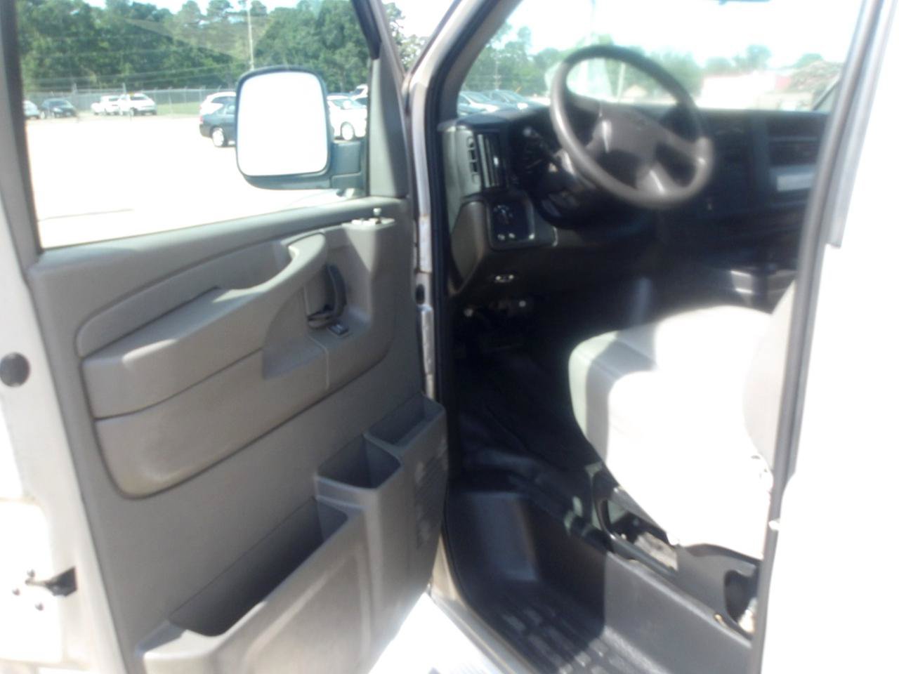 Used 2007 Chevrolet Express 2500 Passenger w/ Power and Light Package RWD image 18