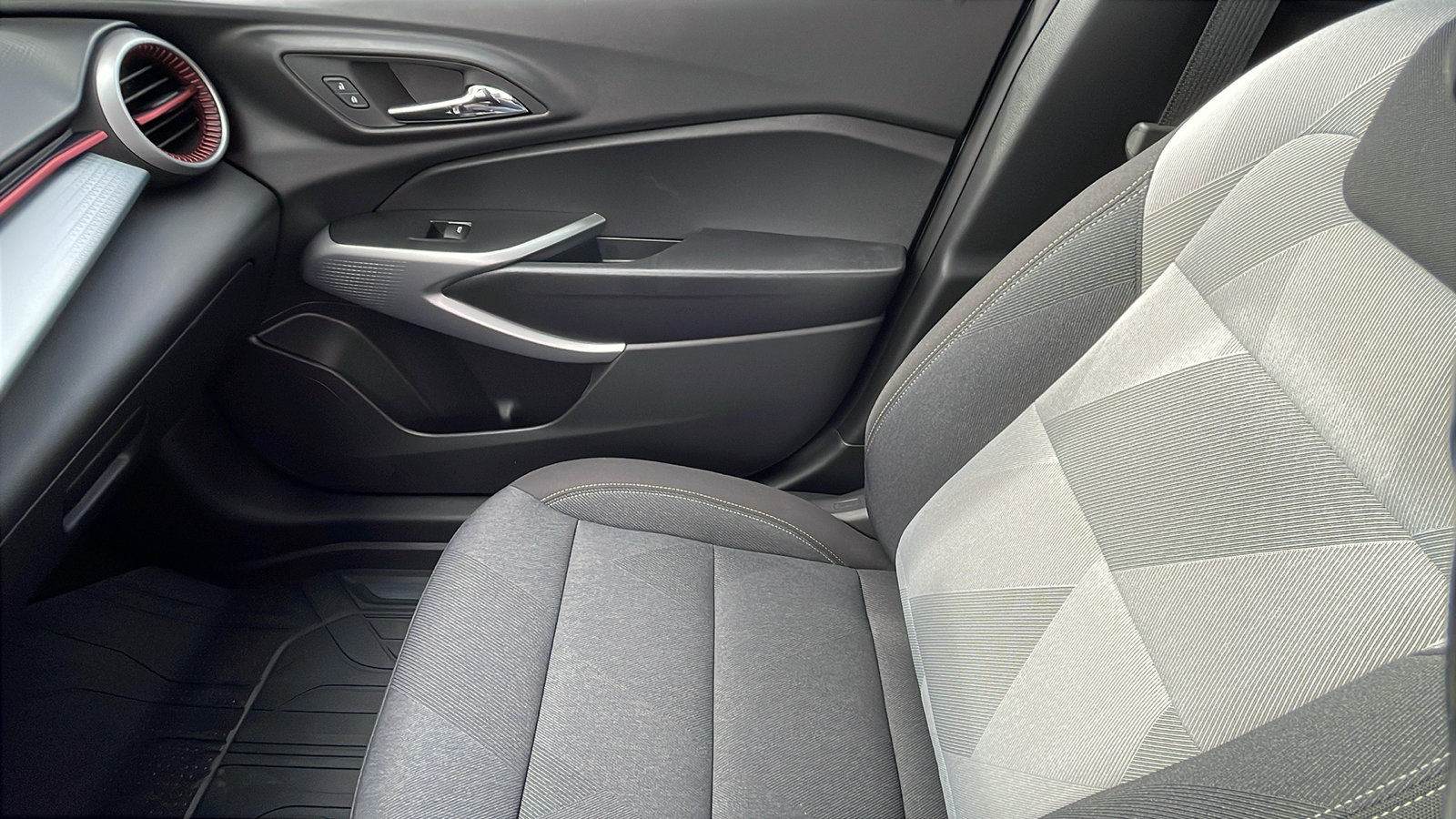 New 2026 Chevrolet Trax RS w/ Sunroof Package FWD image 19