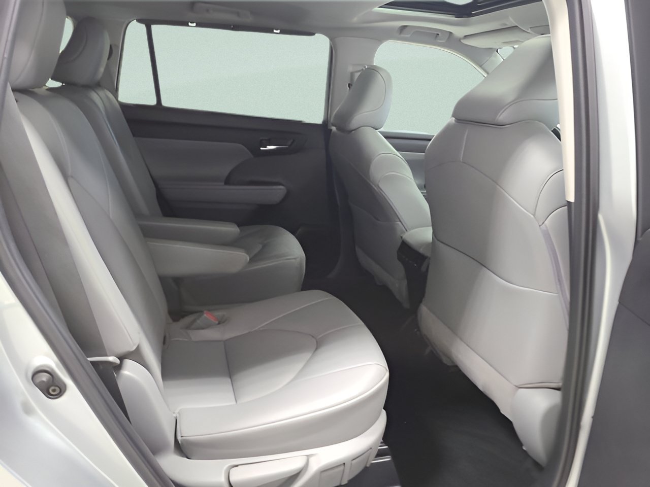 Used 2021 Toyota Highlander XLE AWD/4WD image 15