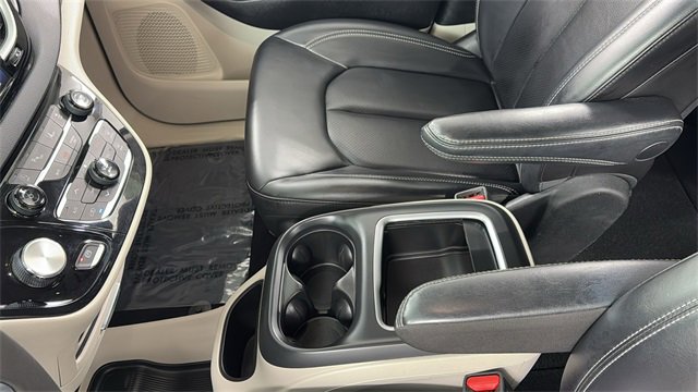 Used 2023 Chrysler Pacifica Touring-L image 37