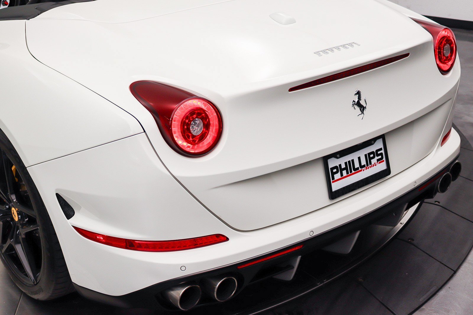 Used 2017 Ferrari California T RWD image 20