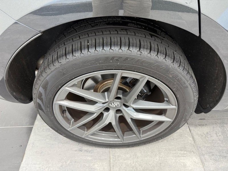 Certified 2025 Porsche Macan Turbo image 8