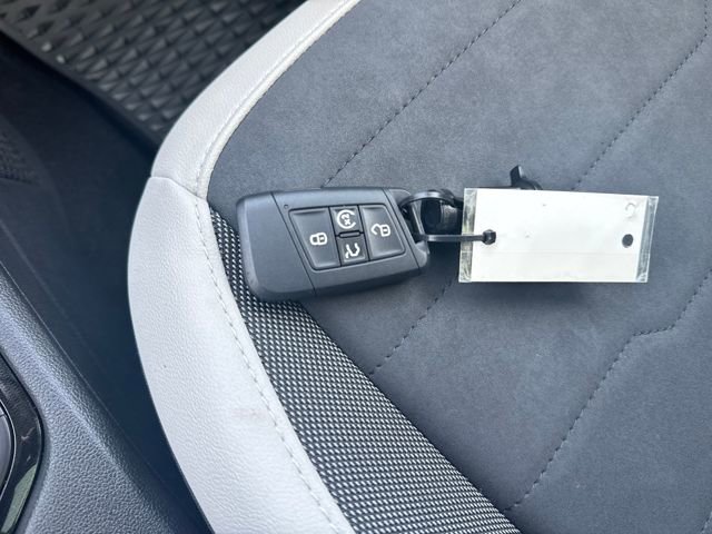 Certified 2025 Volkswagen Taos SE w/ Panoramic Sunroof Package image 37