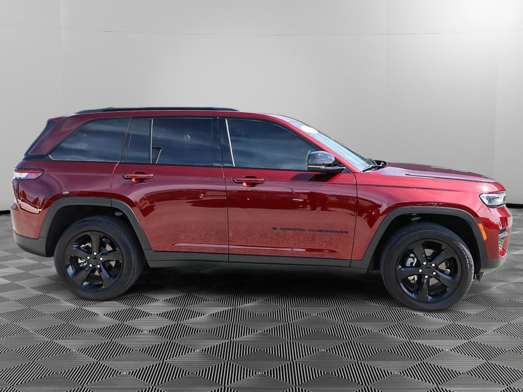 Used 2025 Jeep Grand Cherokee Altitude AWD/4WD image 7