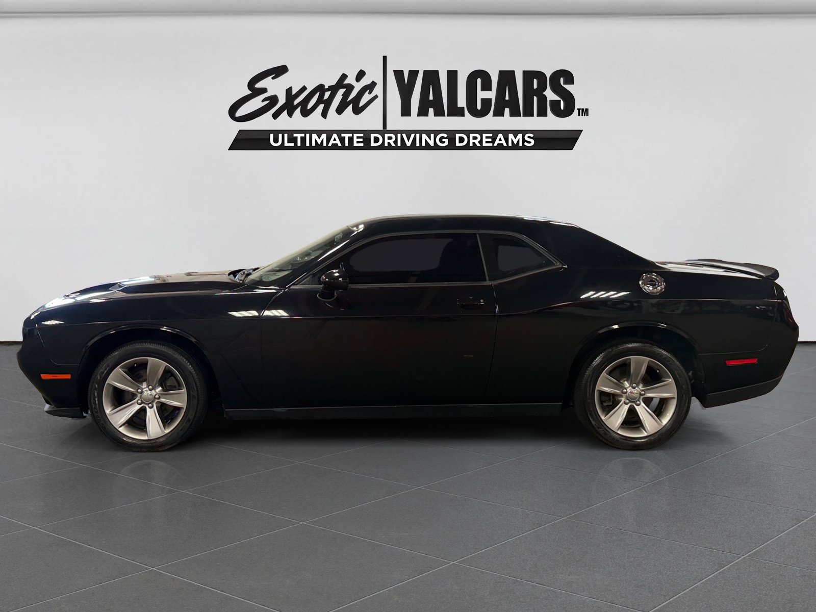 Used 2019 Dodge Challenger SXT RWD image 2