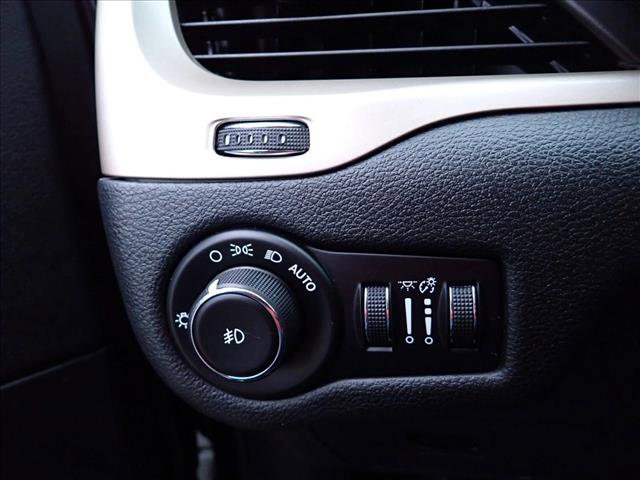 Used 2016 Jeep Cherokee Latitude image 12