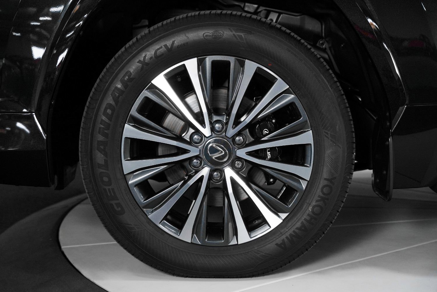 Used 2024 Lexus LX 600 4WD w/ Premium Package image 17