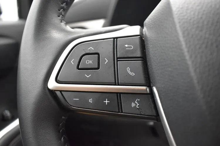 Used 2025 Toyota Highlander LE FWD image 24