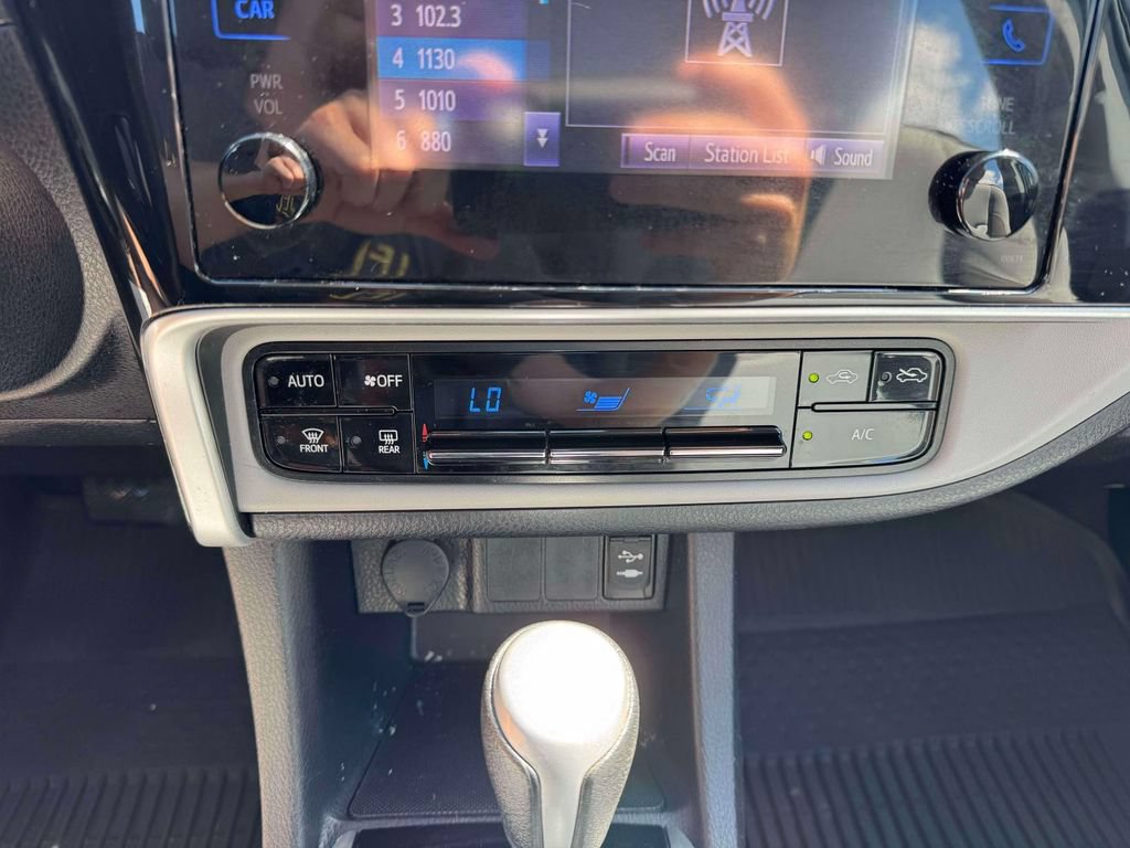 Used 2018 Toyota Corolla LE FWD image 31