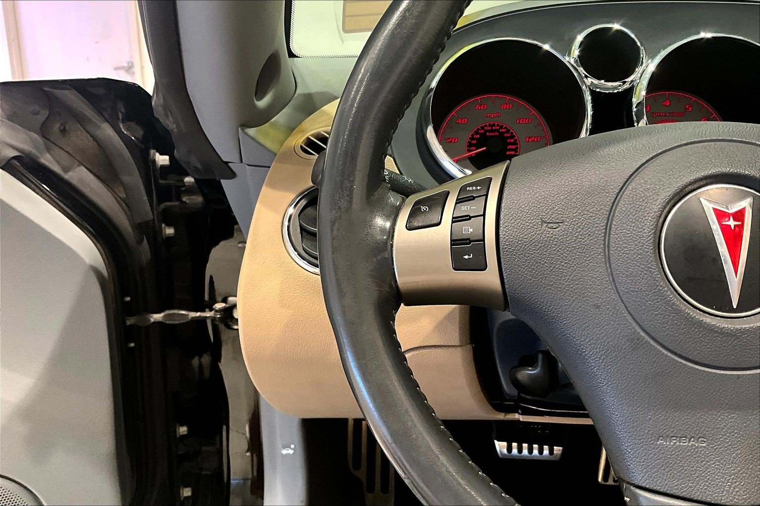 Used 2007 Pontiac Solstice Convertible w/ Premium Package RWD image 11