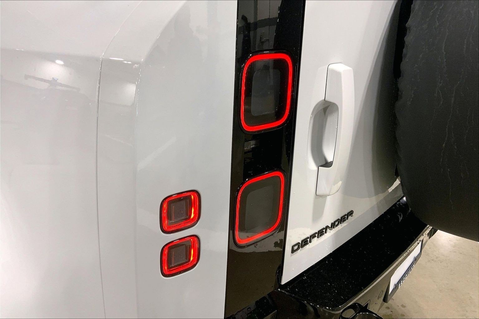 New 2026 Land Rover Defender 110 X-Dynamic SE image 14