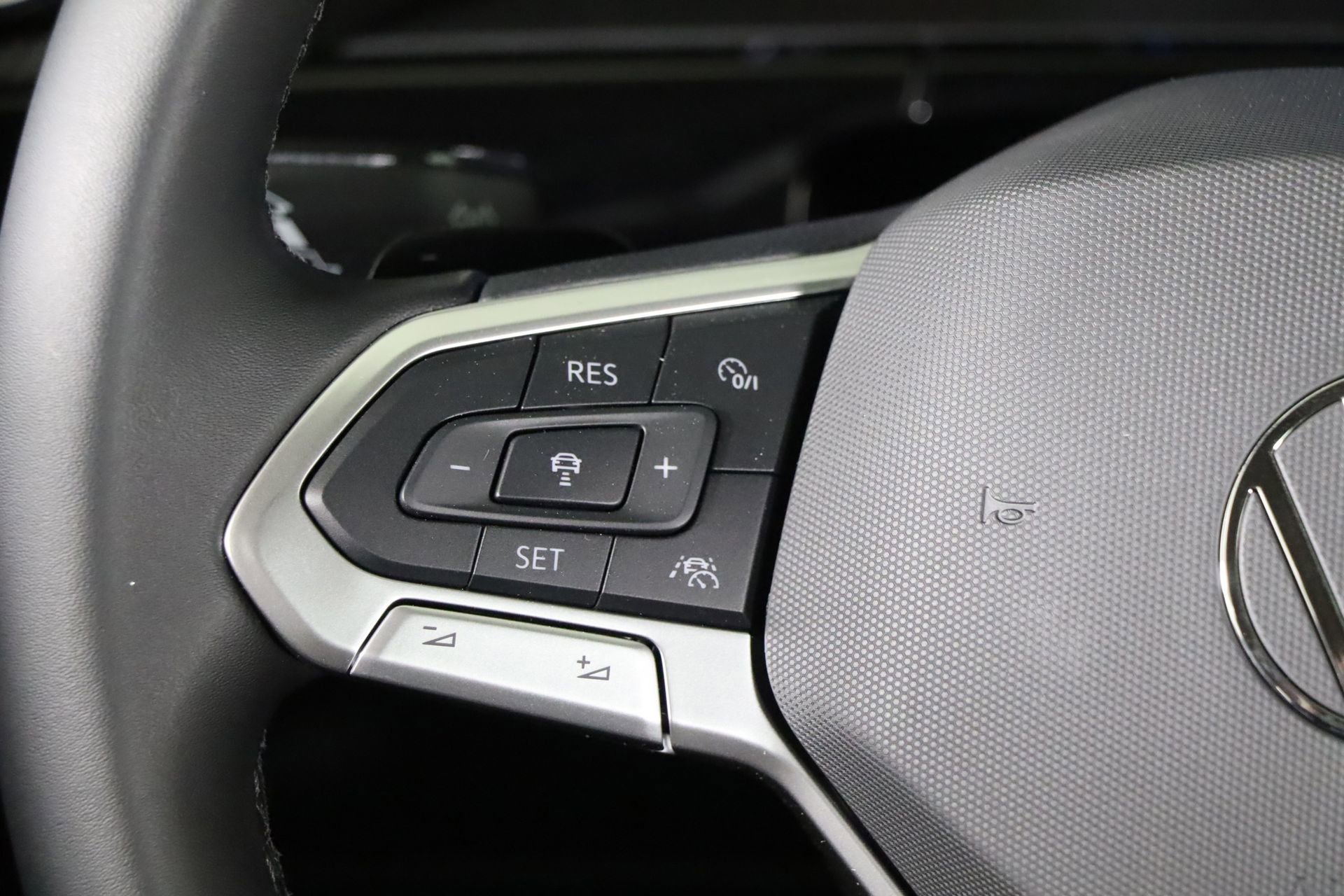 Used 2025 Volkswagen Atlas Peak Edition SE image 38