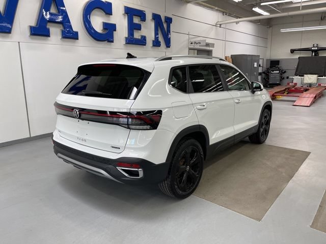 Used 2025 Volkswagen Taos SEL AWD/4WD image 2