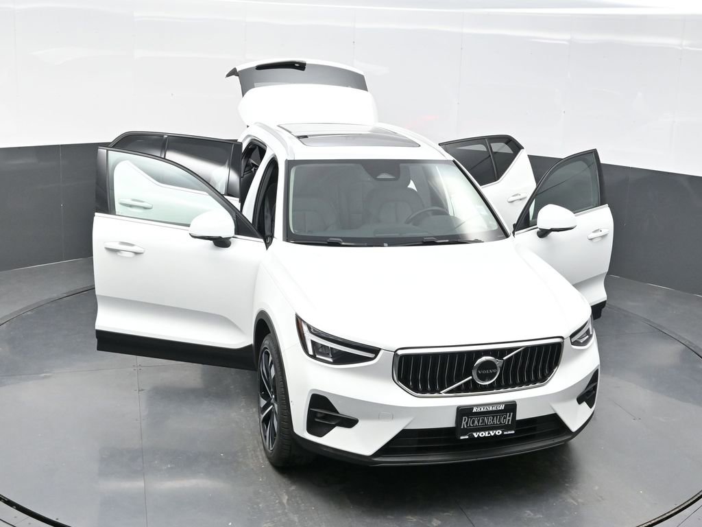 Used 2025 Volvo XC40 B5 Plus image 35