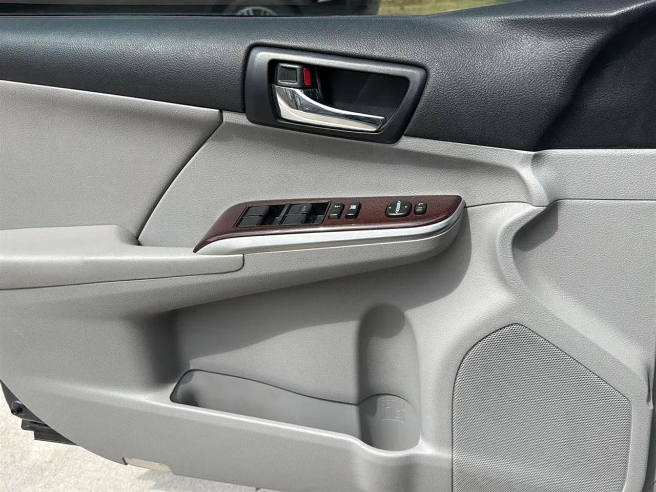 Used 2012 Toyota Camry XLE FWD image 29