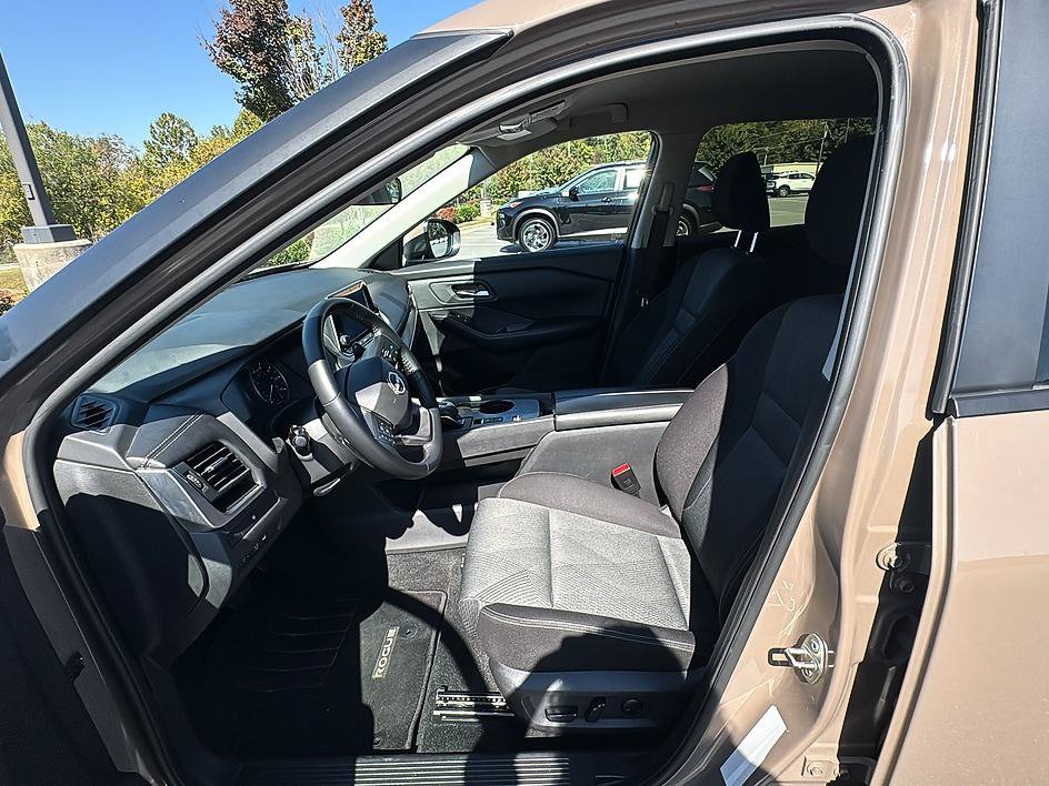Certified 2025 Nissan Rogue SV FWD image 13