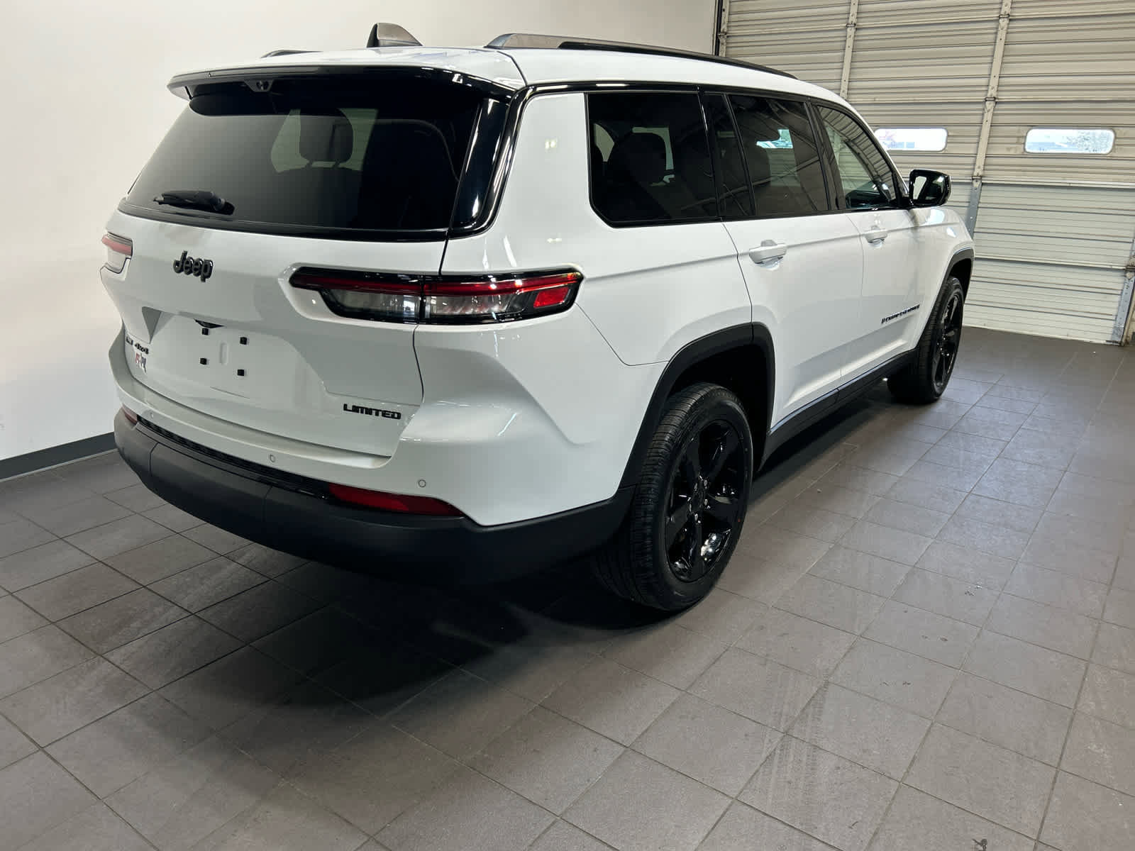 Used 2023 Jeep Grand Cherokee L Limited w/ Luxury Tech Group II AWD/4WD image 3