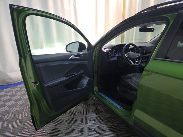 Used 2025 Volkswagen Taos SE image 11