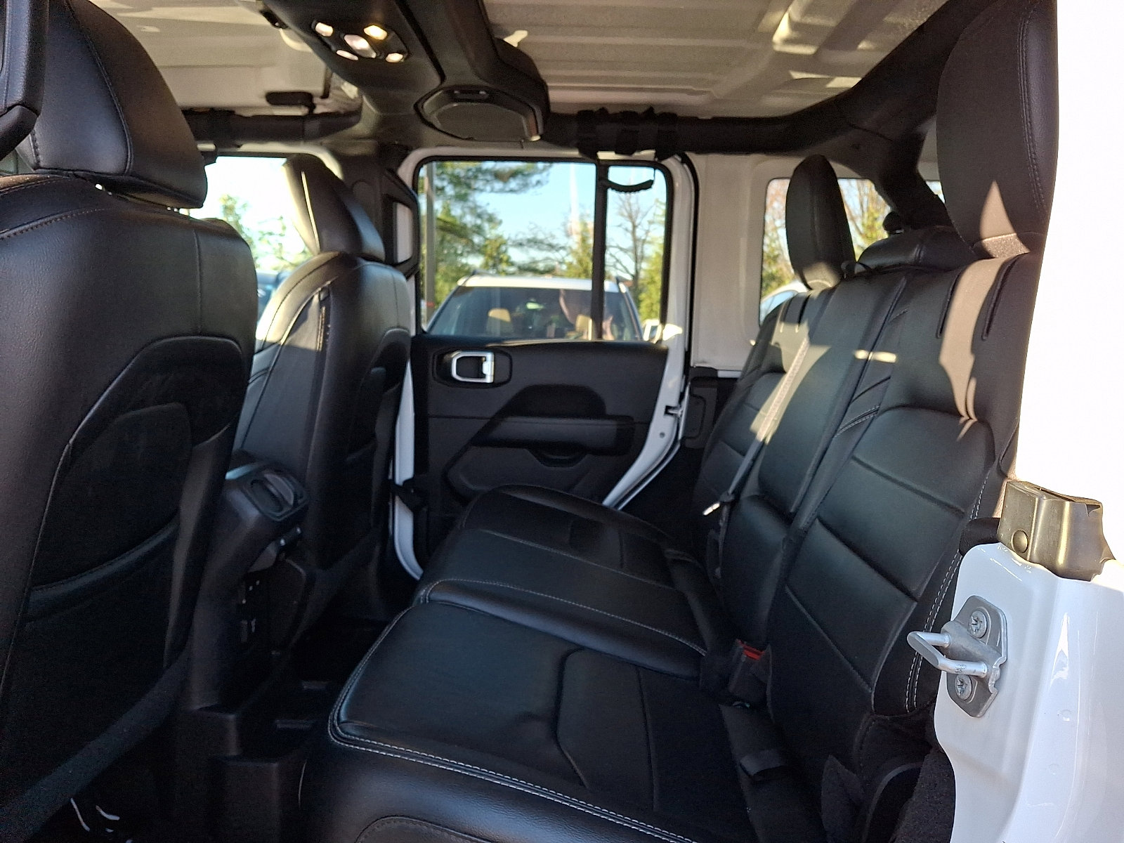 Used 2022 Jeep Wrangler Unlimited Sahara w/ Cold Weather Group image 10