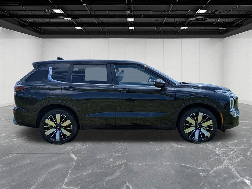New 2025 Mitsubishi Outlander SE image 6