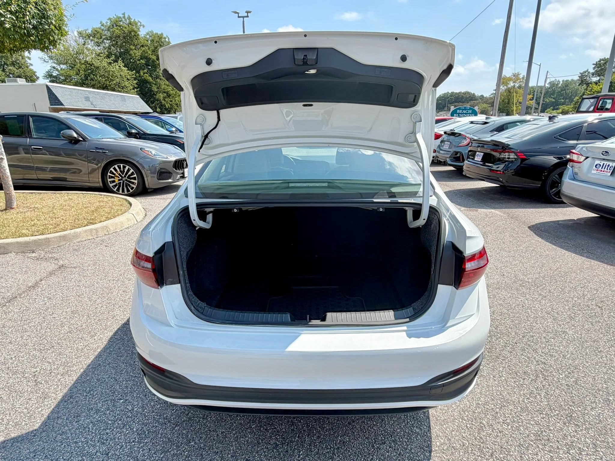 Used 2023 Volkswagen Jetta SE w/ Panoramic Sunroof Package FWD image 10