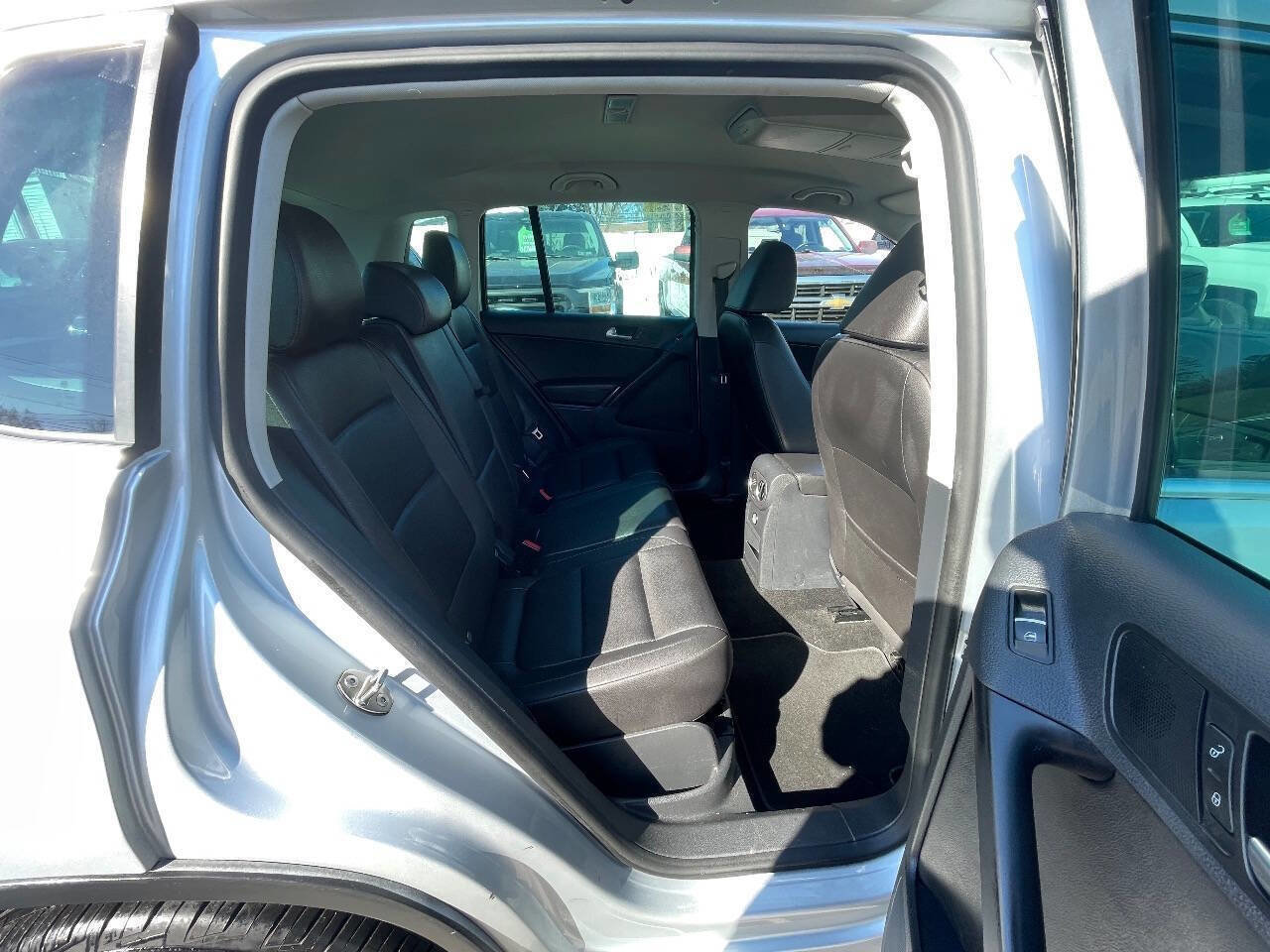 Used 2013 Volkswagen Tiguan SE image 26