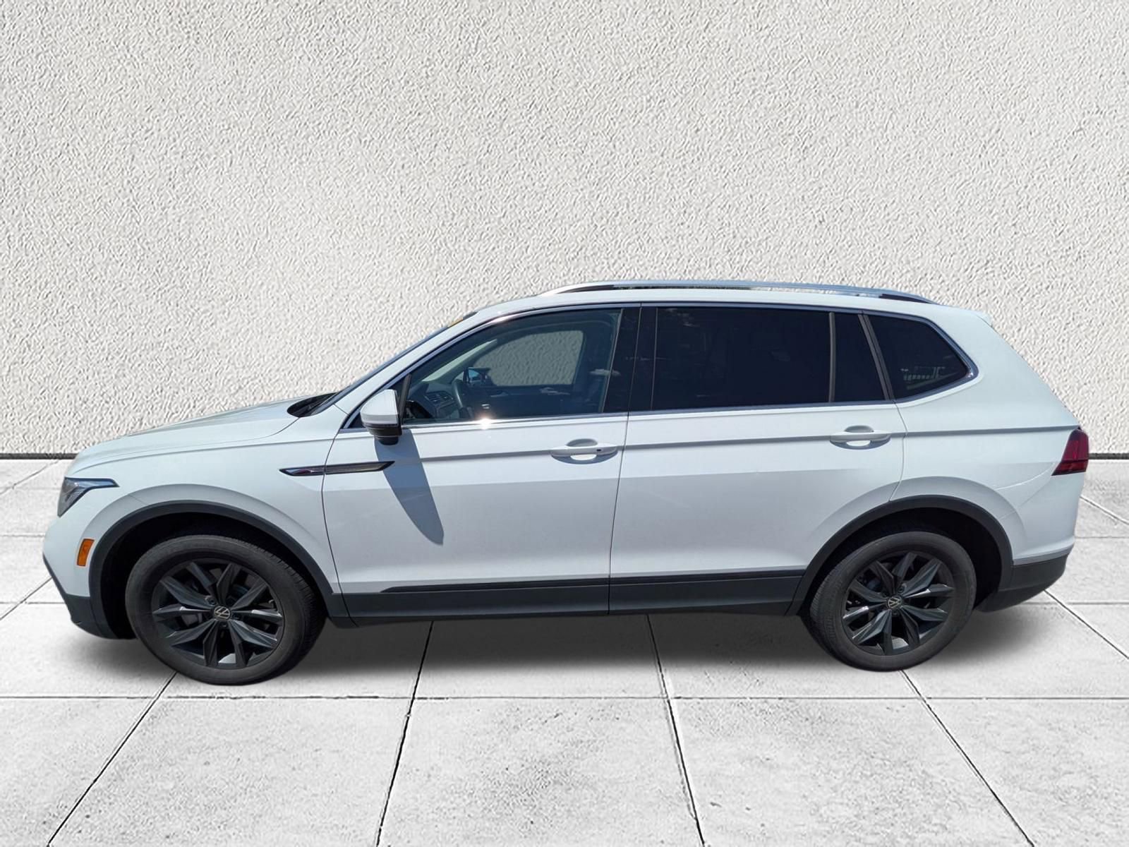 Used 2024 Volkswagen Tiguan SE w/ Panoramic Sunroof Package FWD image 6