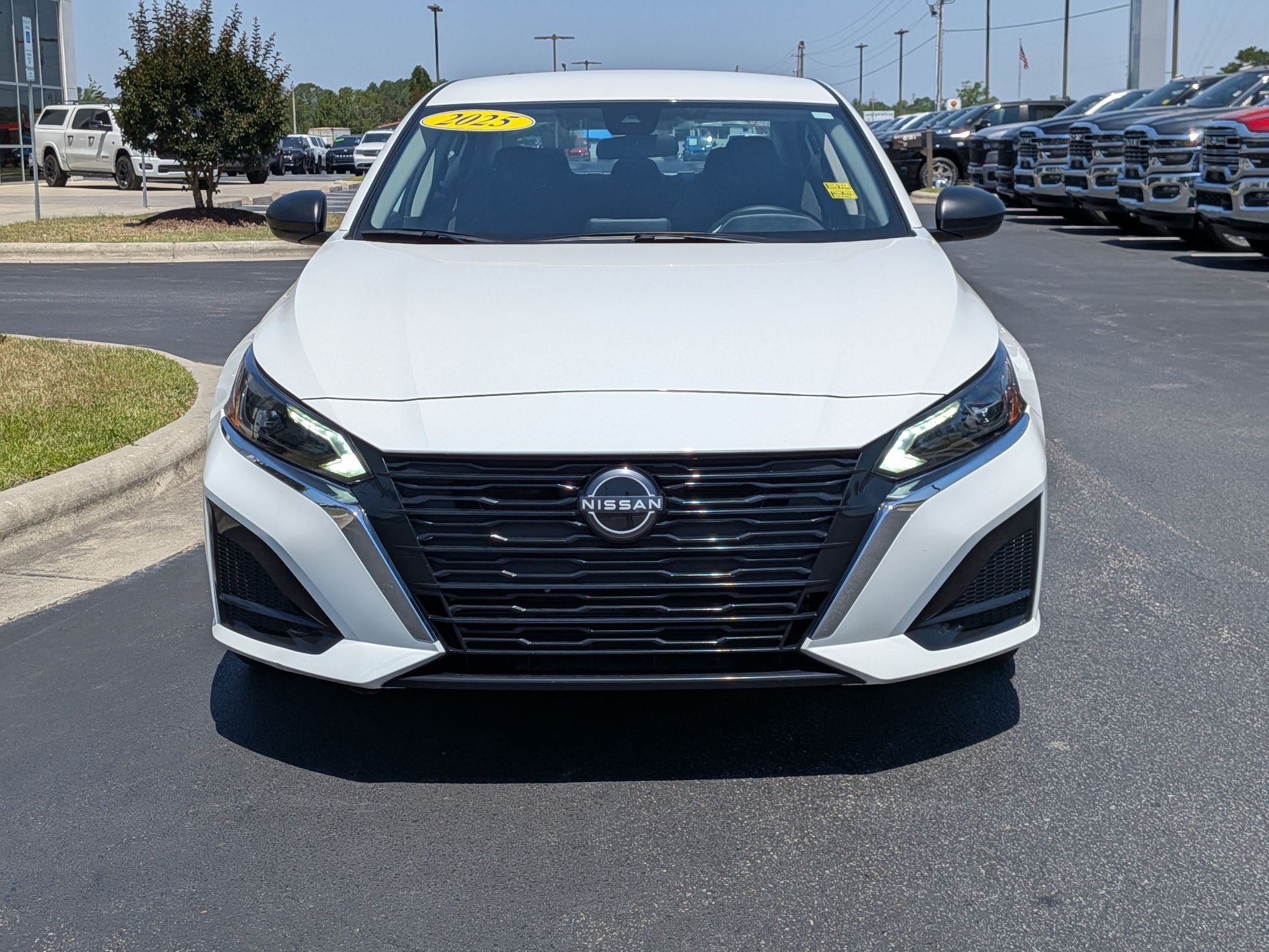 Used 2025 Nissan Altima 2.5 SV FWD image 2