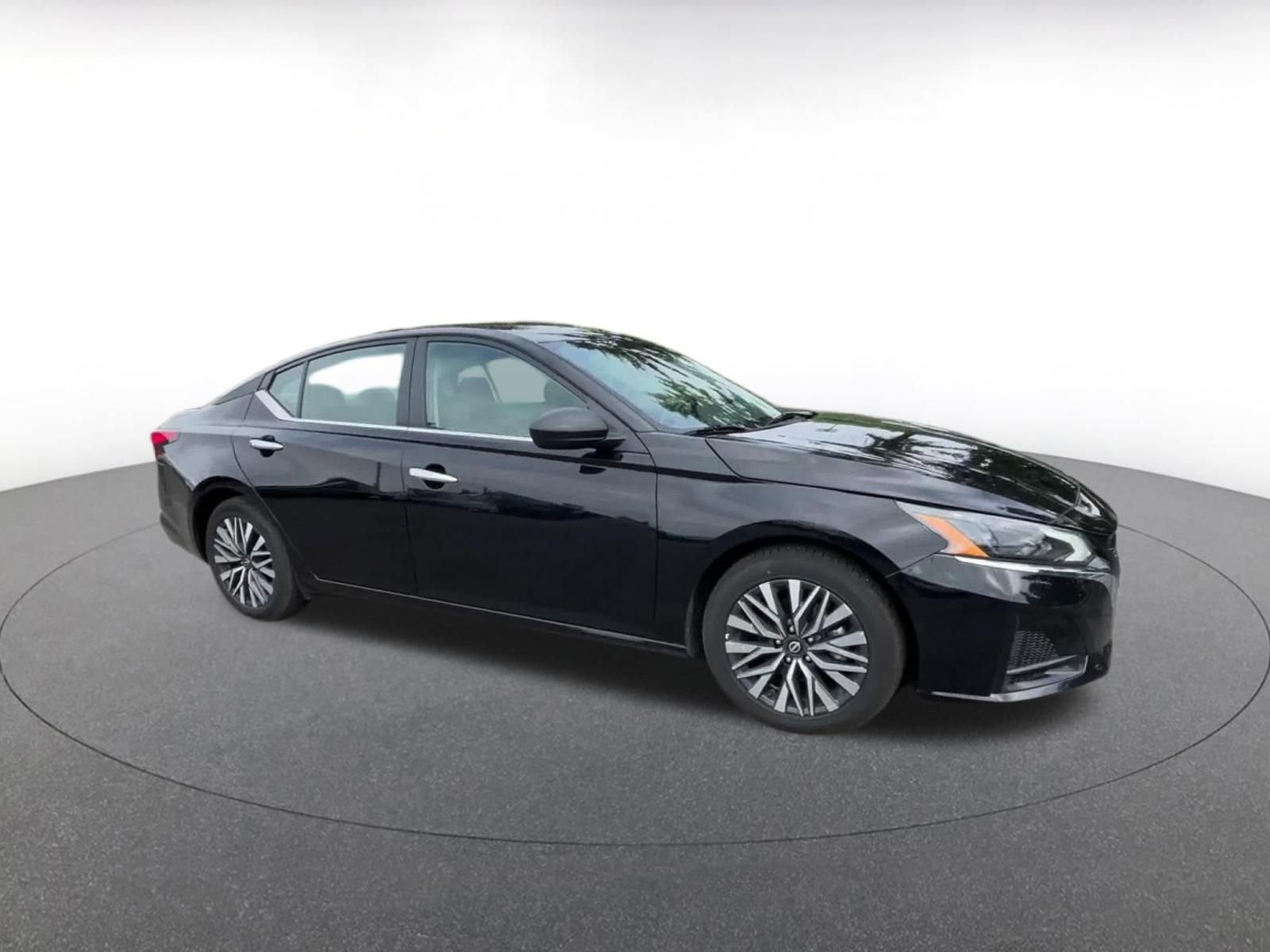 Used 2025 Nissan Altima 2.5 SV FWD image 2