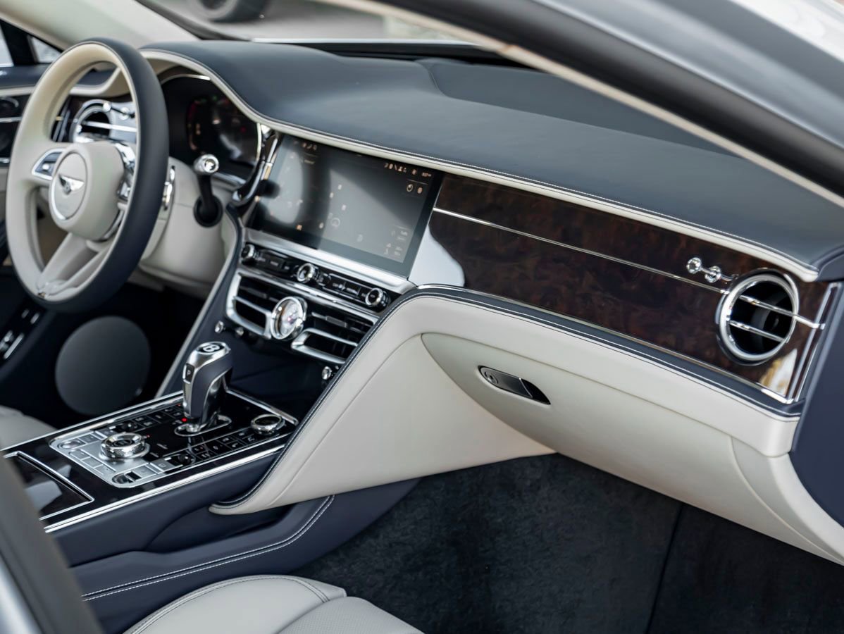 Used 2026 Bentley Flying Spur Plug-In Hybrid AWD/4WD image 34