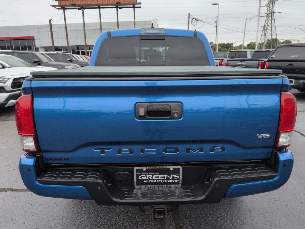 Used 2017 Toyota Tacoma TRD Sport AWD/4WD image 4