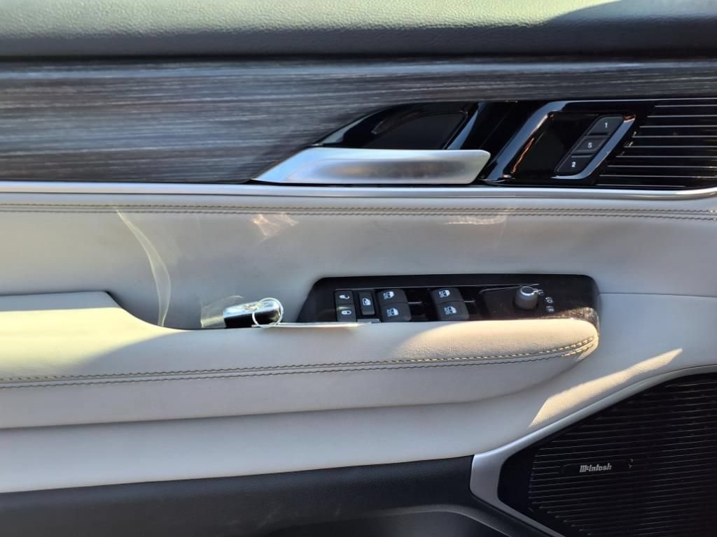 Used 2024 Jeep Wagoneer L Series III w/ Premium Group I AWD/4WD image 3