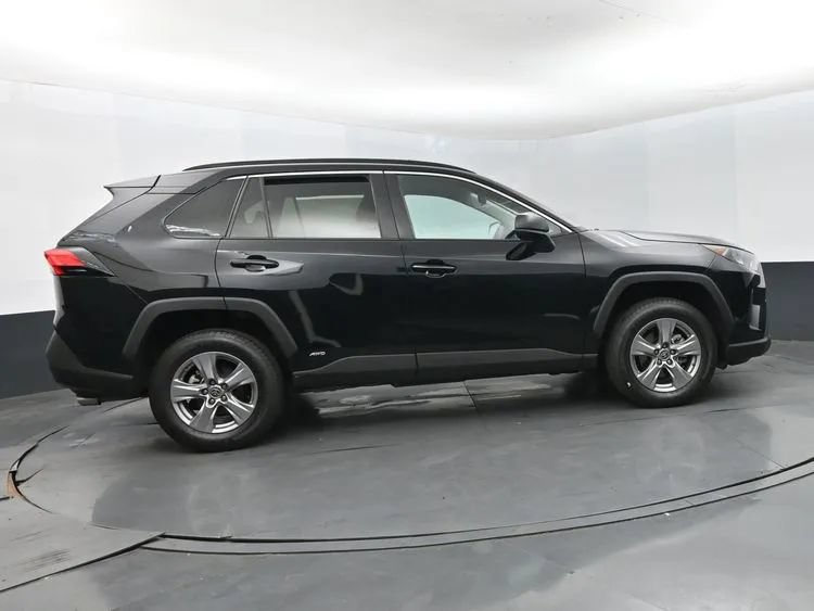 Used 2022 Toyota RAV4 LE AWD/4WD image 4