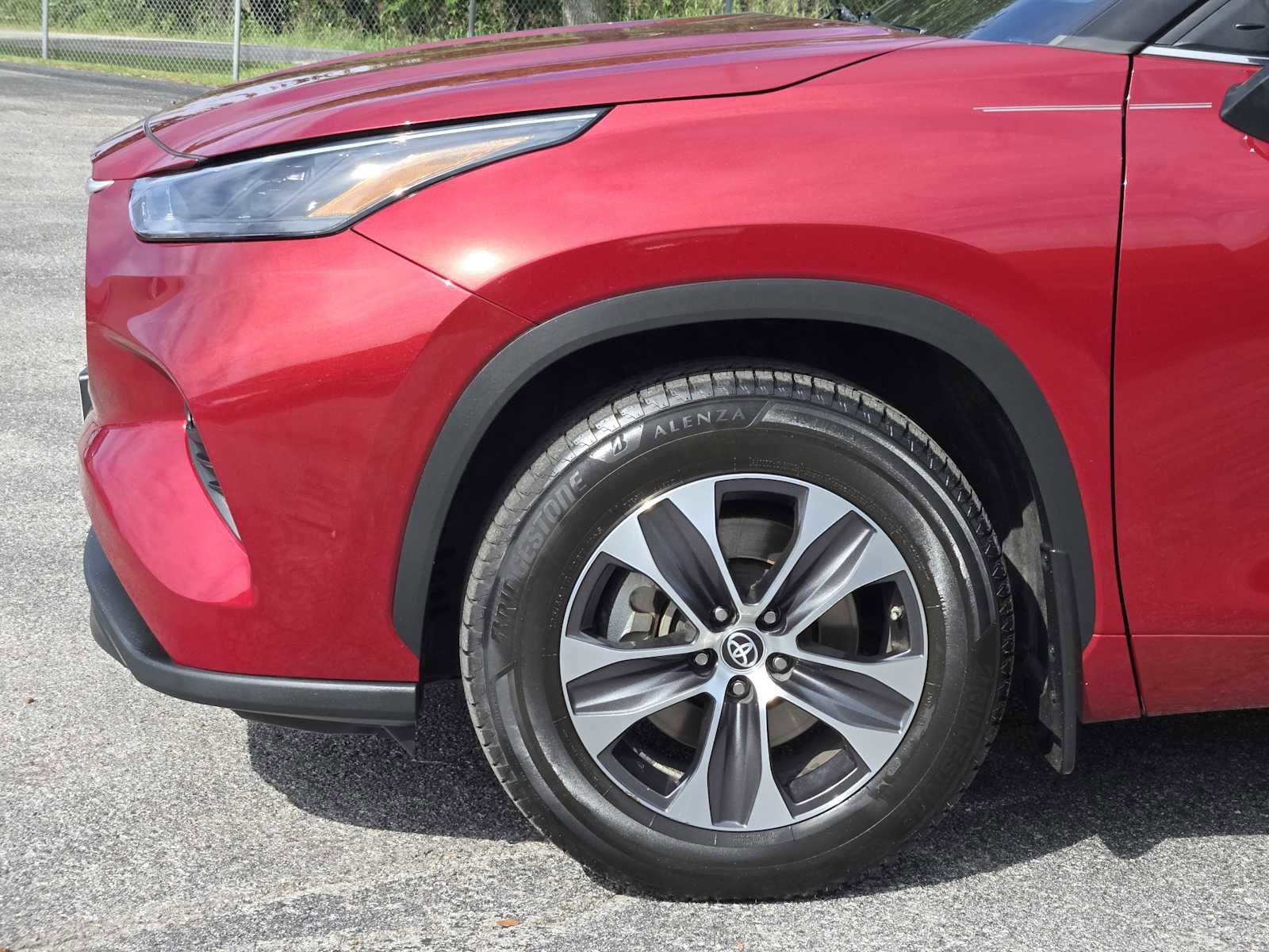 Used 2022 Toyota Highlander XLE AWD/4WD image 8
