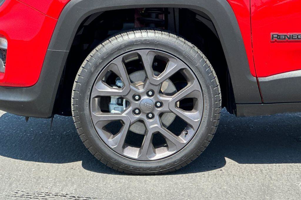 Used 2023 Jeep Renegade Latitude w/ Sun/Sound Group AWD/4WD image 25
