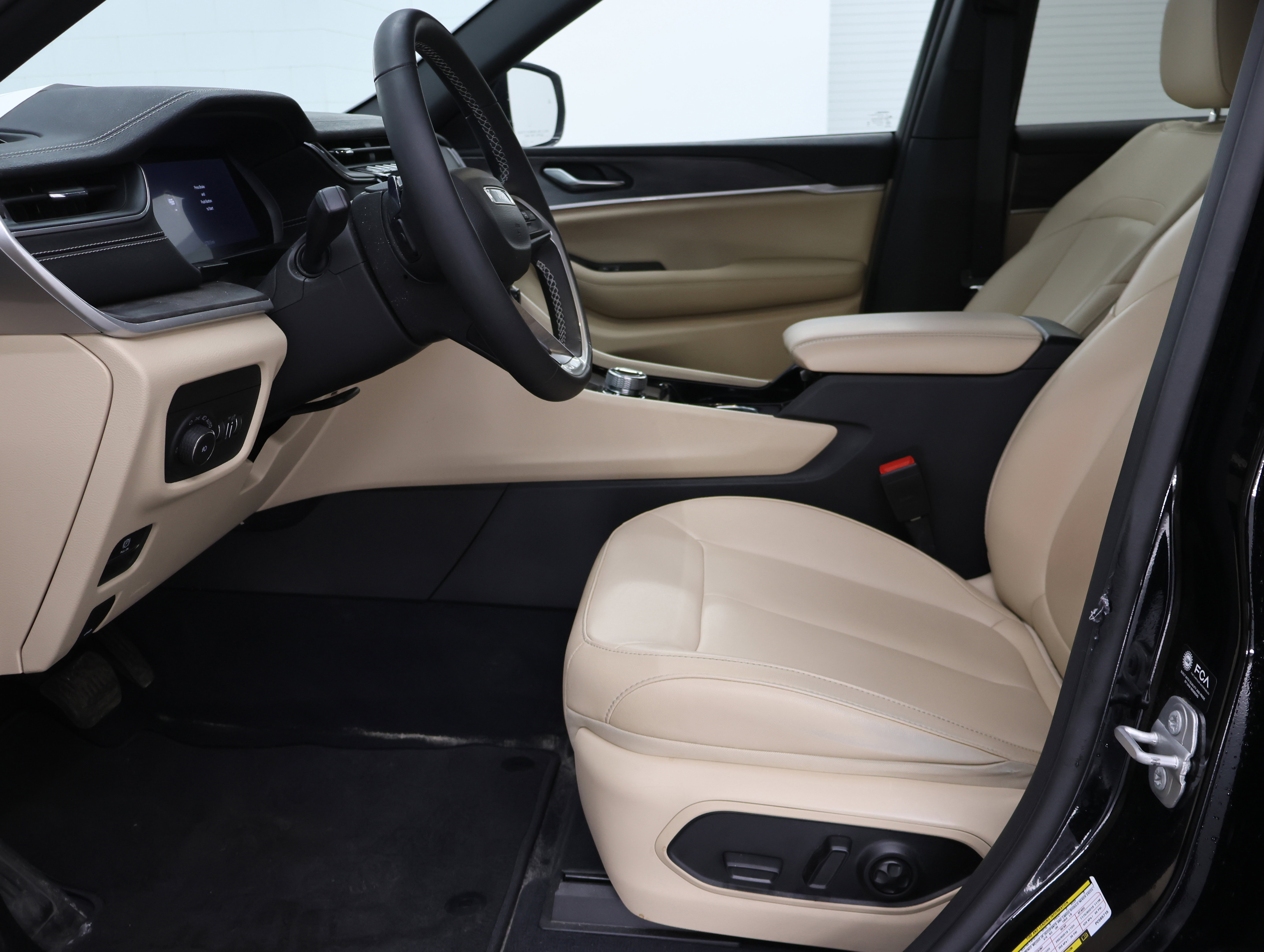 Used 2023 Jeep Grand Cherokee Limited image 8