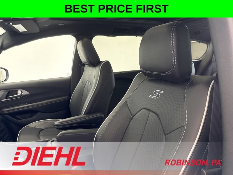 New 2027 Chrysler Pacifica Limited w/ Family Tech Group AWD/4WD image 22
