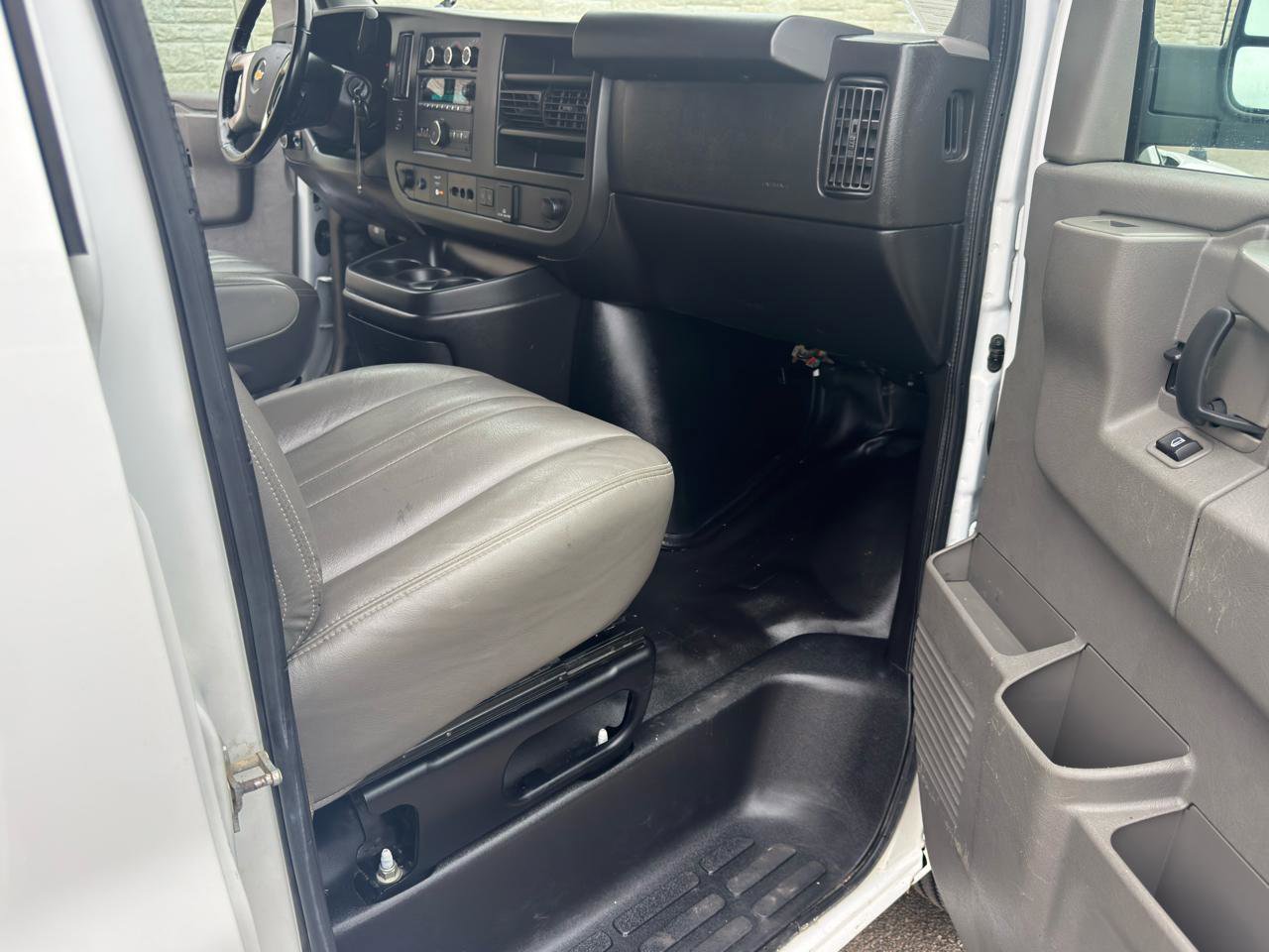 Used 2019 Chevrolet Express 3500 w/ Driver Convenience Package RWD image 23