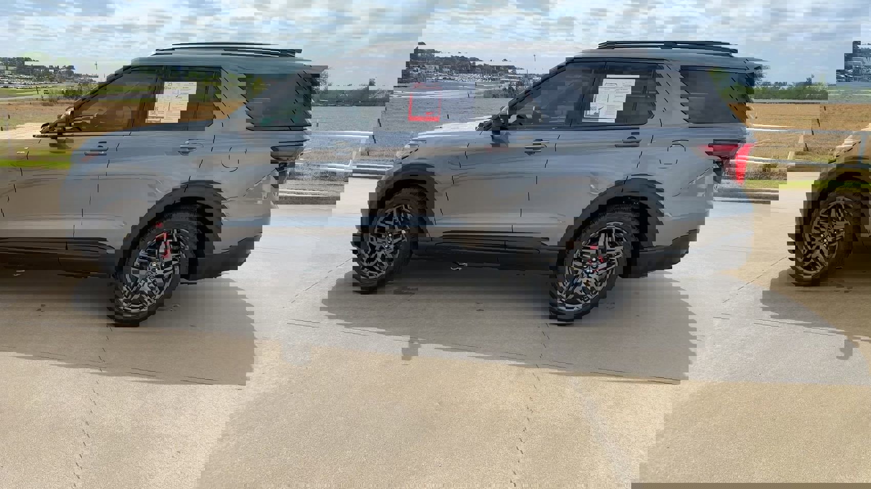 Used 2025 Ford Explorer ST-Line w/ Premium Package image 5