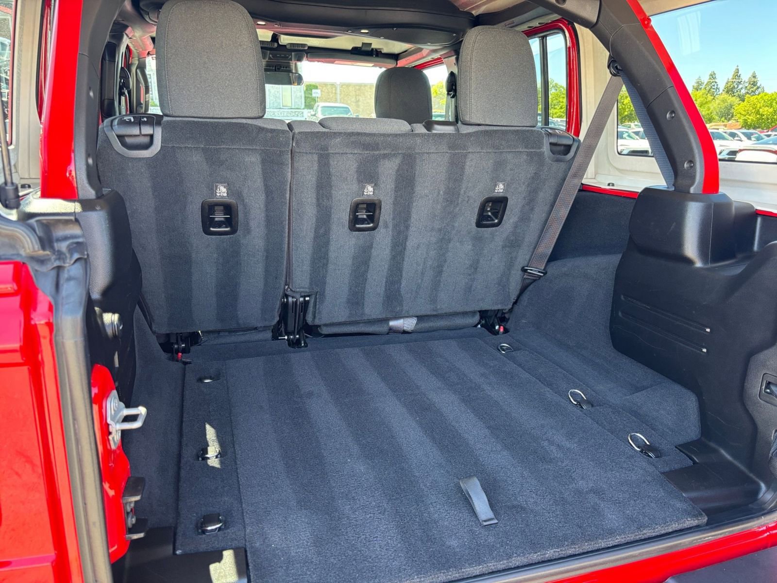 Used 2025 Jeep Wrangler Unlimited Sahara AWD/4WD image 31