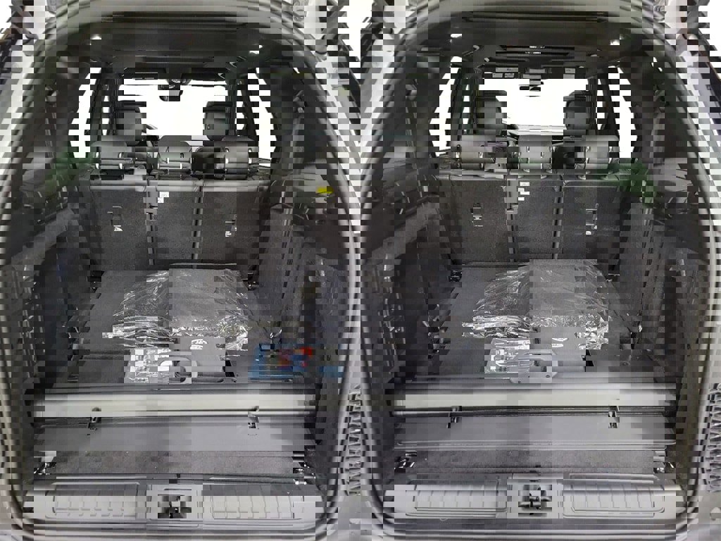 New 2025 Land Rover Discovery S image 27