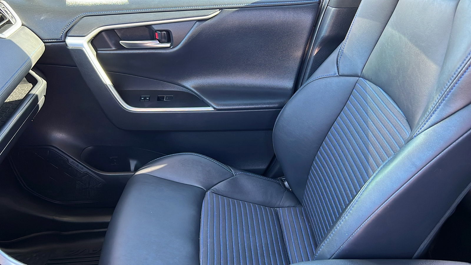 Used 2022 Toyota RAV4 XSE AWD/4WD image 19