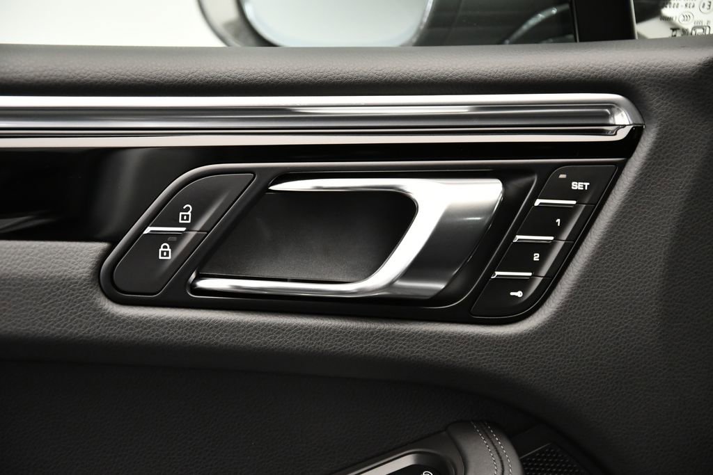 Certified 2025 Porsche Macan Turbo image 35