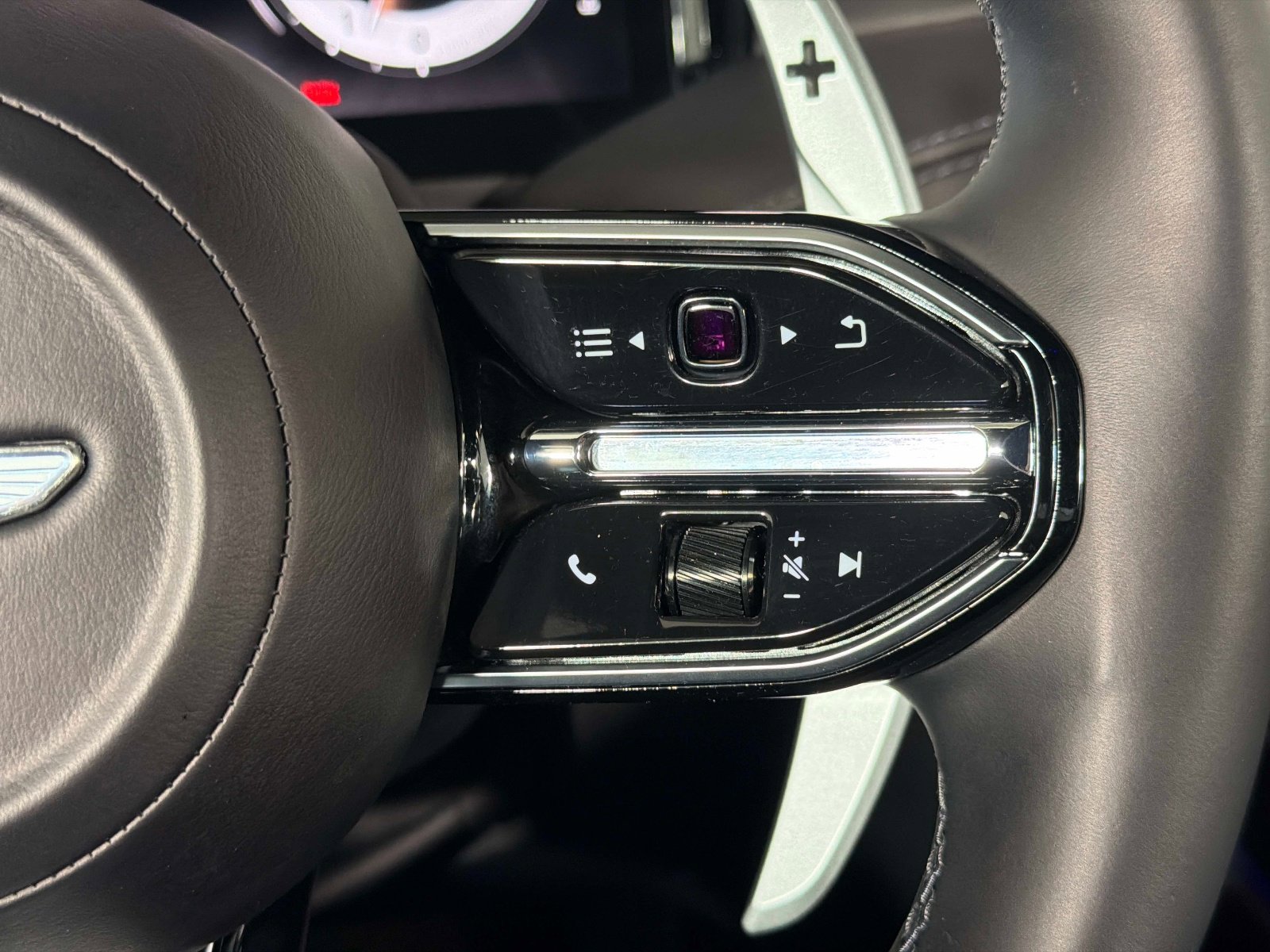 Used 2024 Aston Martin DB12 Coupe RWD image 40