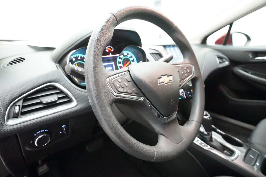 Used 2018 Chevrolet Cruze LT w/ Convenience Package FWD image 8