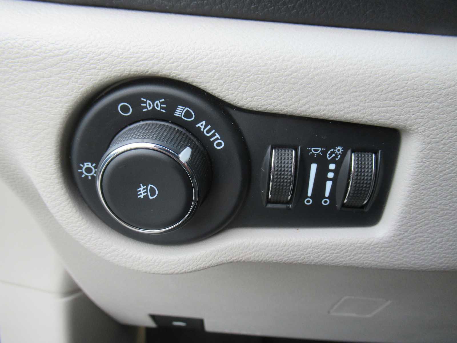 Used 2023 Chrysler Pacifica Limited image 39