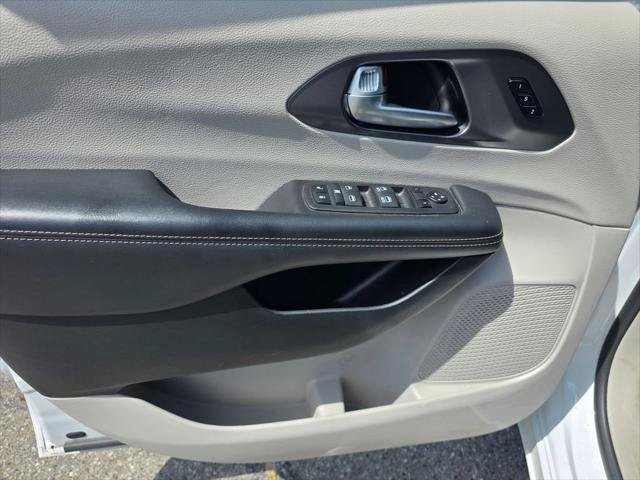 Certified 2024 Chrysler Pacifica Touring-L FWD image 13