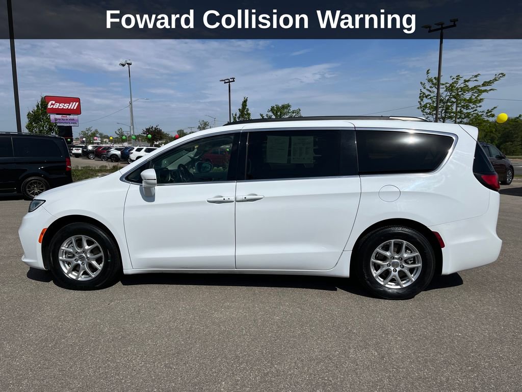 Used 2022 Chrysler Pacifica Touring-L FWD image 2
