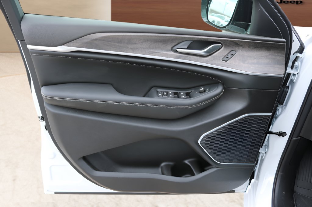 New 2027 Jeep Grand Cherokee Limited AWD/4WD image 10